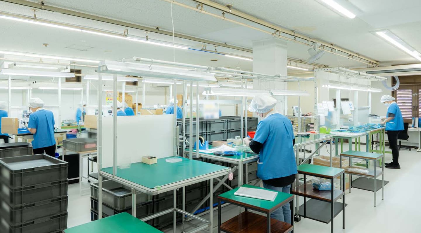 株式会社AKMは新潟県上越市で電子機器や産業機器の手作業組立・検査を行っています。