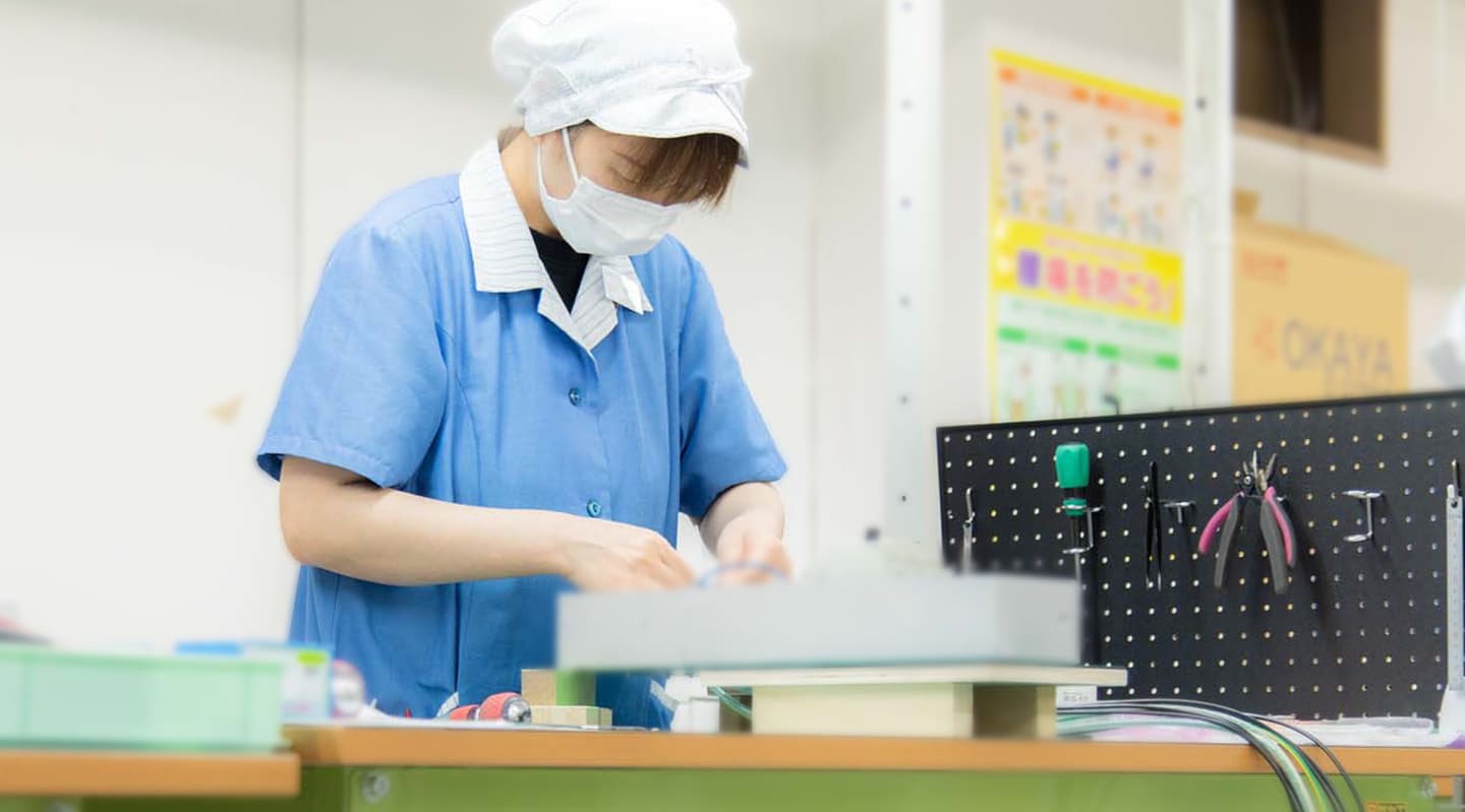 株式会社AKMは新潟県上越市で電子機器や産業機器の手作業組立・検査を行っています。少ロット・多工程に柔軟対応し、高品質を実現しています。