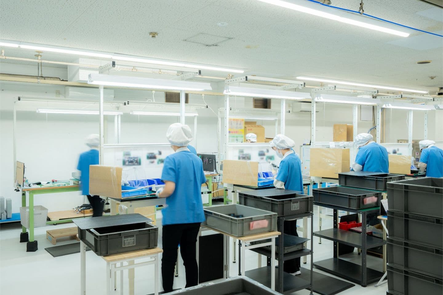 株式会社AKMは新潟県上越市で電子機器や産業機器の手作業組立・検査を行っています。