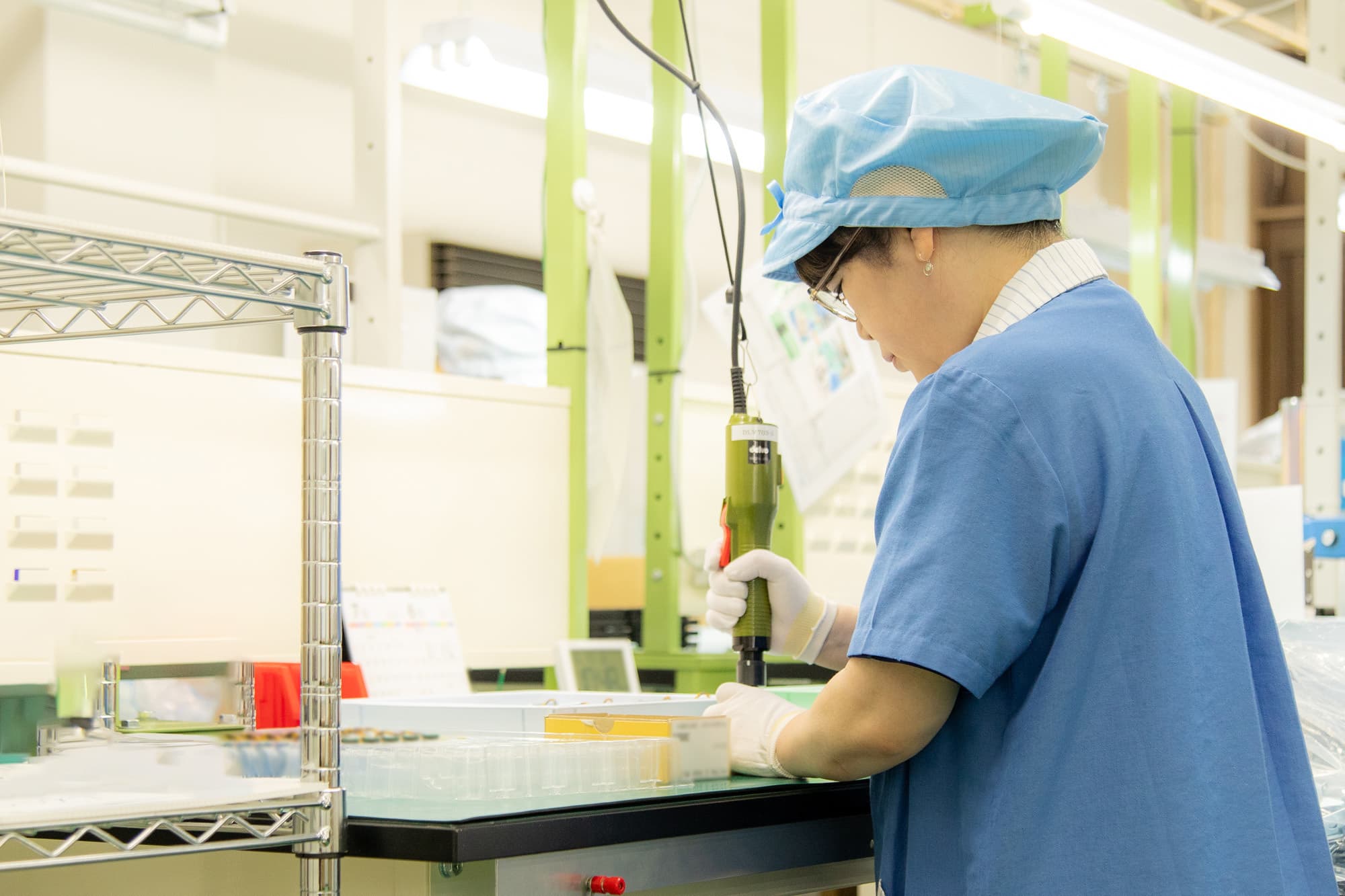 株式会社AKMは新潟県上越市で電子機器や産業機器の手作業組立・検査を行っています。少ロット・多工程に柔軟対応し、高品質を実現しています。